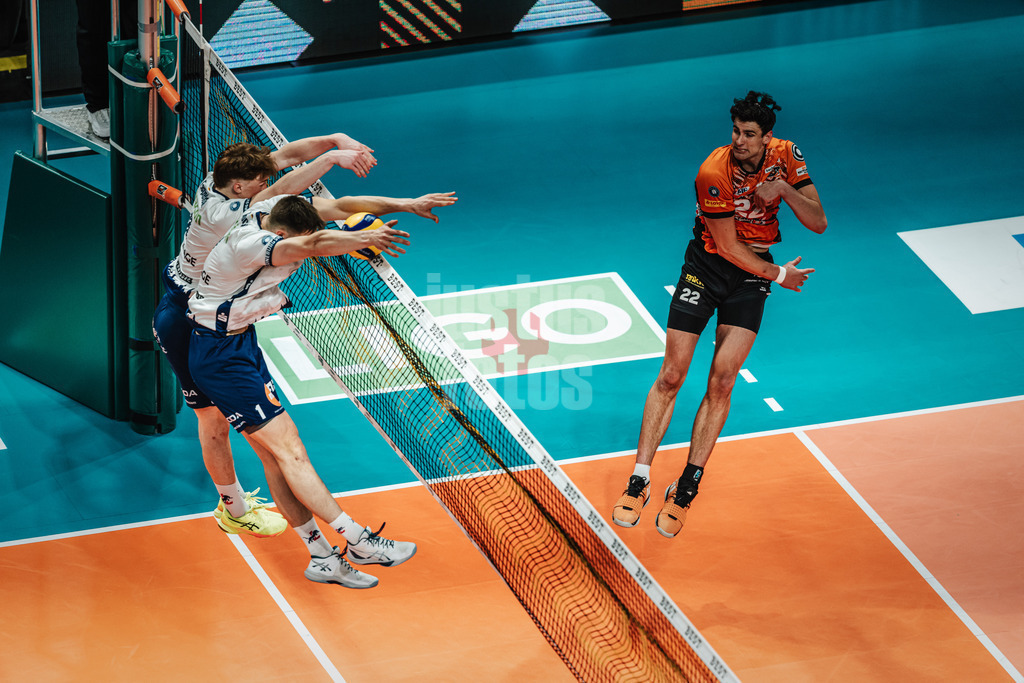 Volleyball | Herren | Saison 2024/2025 | 1. Volleyball Bundesliga Männer | Finale | BERLIN RECYCLING Volleys vs. SVG Lüneburg | 03.05.2025 | Jake Hanes (#22, Berlin Recycling Volleys) rechts gegen den Block von Lüneburg