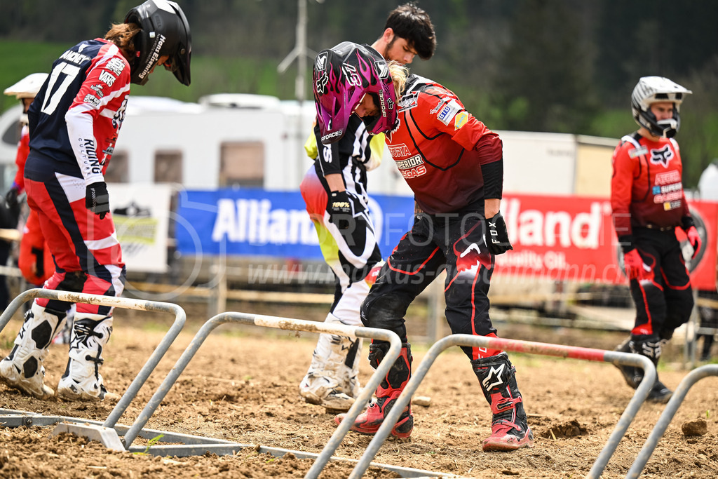 Motocross Schlatt bei Winterthur - 30. April 2023 | Startvorbereitungen in der Kategorie ProRace Serie am Motocross Schlatt bei Winterthur, 30. April 2023. 
Instagram: @mx_schlatt | @mc_wila | @sam_schweiz
Bild: Sportfotografie Markus Aeschimann | www.markus-aeschimann.ch - Realisiert mit Pictrs.com
