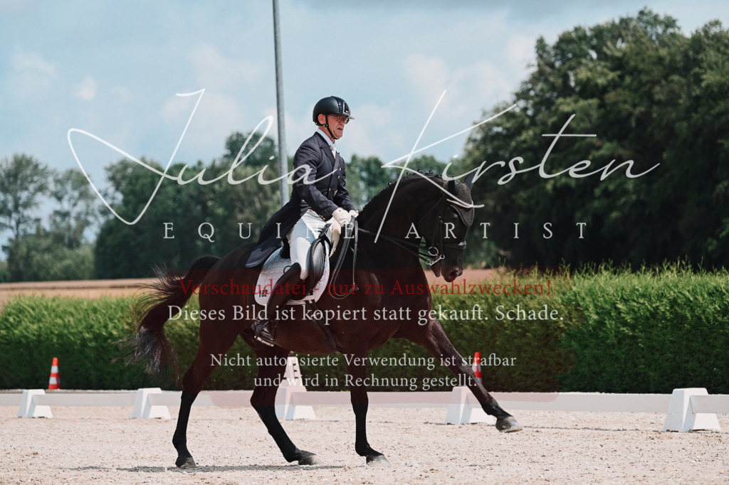 DSC_4036 | Pferde- und Turnierfotografie in Westsachsen. Pferdeportraits, Auftragszeichnungen und intuitive Kunst.