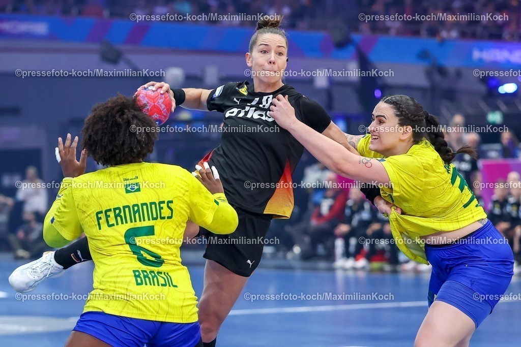 IHF09122501032 | 09.12.2025, Handball WM Frauen, Viertelfinale, Deutschland - Brasilien, 27th IHF Women's Handball World Championship, Westfalenhalle Dortmund: Emily Vogel (GER #20) im Zweikampf gegen  Mariane Fernandes (Brasilien #06) Marcela Arounian (Brasilien #36) 