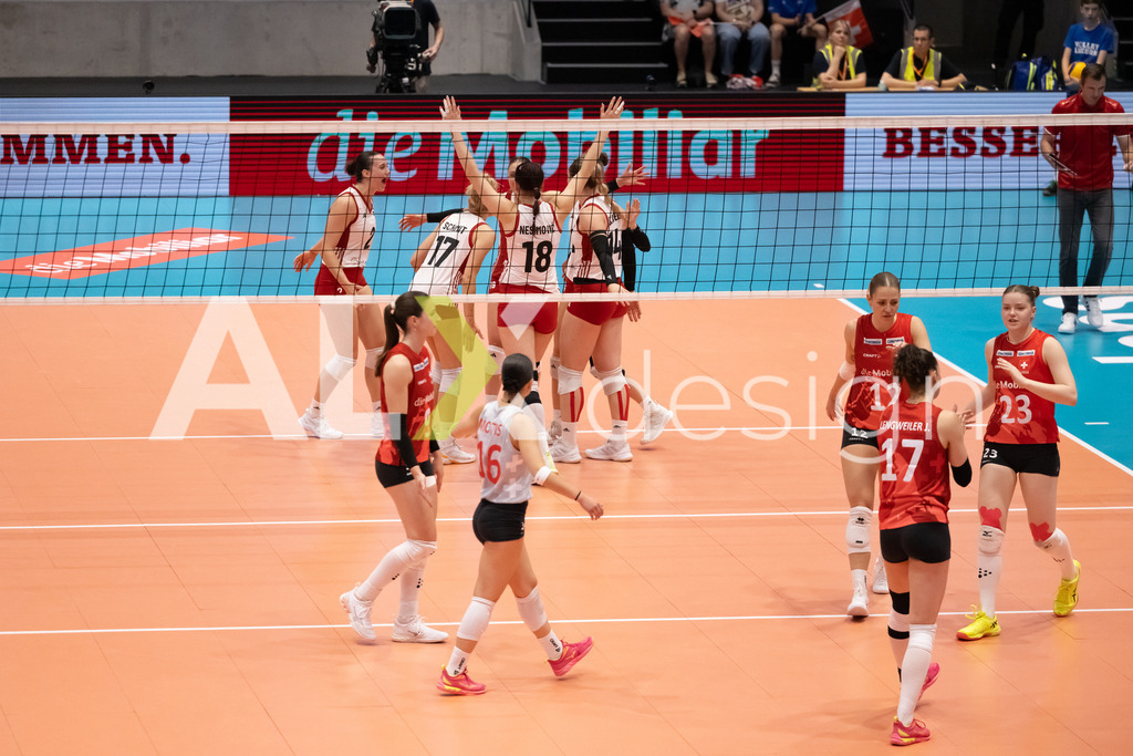Austria v Switzerland - CEV European League Women | KRIENS, SWITZERLAND - JUNE 14: Team of Austria celebrating during the CEV European League match between Austria and Switzerland at Pilatus Arena on June 14, 2026 in Kriens, Switzerland. - Realisiert mit Pictrs.com