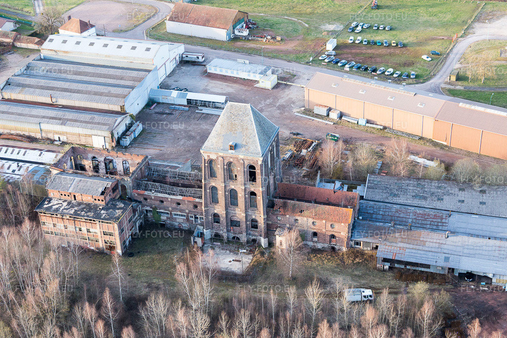 Vue aérienne: Ancienne usine sidérurgique (Bourgogne) à Épinac dans le département Saône et Loire, France. Photo: IMG_105540.jpg prise le 01/04/2018 par Werner Riehm/FLY-FOTO.eu – Résolution de l'original: 5472 x 3648 px