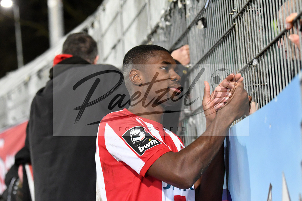 20200214_SCPFWK_0110 | Fussball, Herren: Leroy Kwadwo (FC Wuerzburger Kickers) schaut waehrend des Spiels der 3. Liga zwischen SC Preussen Muenster und FC Wuerzburger Kickers im Preussenstadion am 14.02.2020 in Muenster, Deutschland.DFB / DFL REGULATIONS PROHIBIT ANY USE OF PHOTOGRAPHS AS IMAGE SEQUENCES AND/OR QUASI-VIDEO. - Realisiert mit Pictrs.com