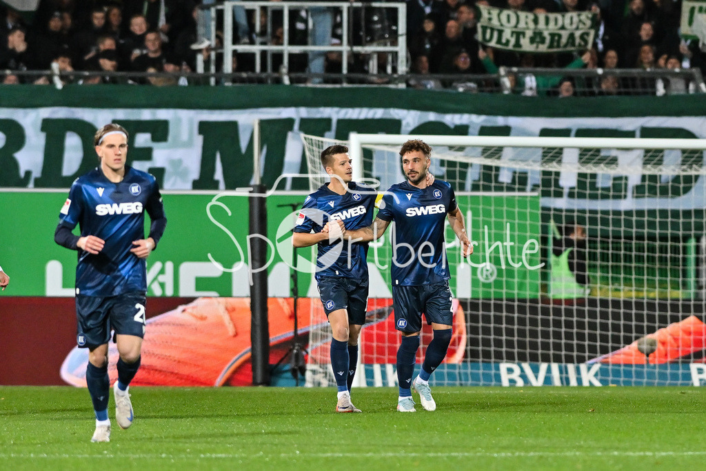 SpVgg Greuther Fürth - Karlsruher SC | FUERTH, GERMANY - OCTOBER 24: Fabian SCHLEUSENER (Karlsruher SC 24)  celebrating the goal to makes 0-1 during the 2. bundesliga match between SpVgg Greuther Fuerth vs. Karlsruher SC on matchday 10 at Sportpark Ronhof Thomas Sommer on October 24, 2025 in Fuerth, Germany / DFL REGULATIONS PROHIBIT ANY USE OF PHOTOGRAPHS AS IMAGE SEQUENCES AND/OR QUASI-VIDEO