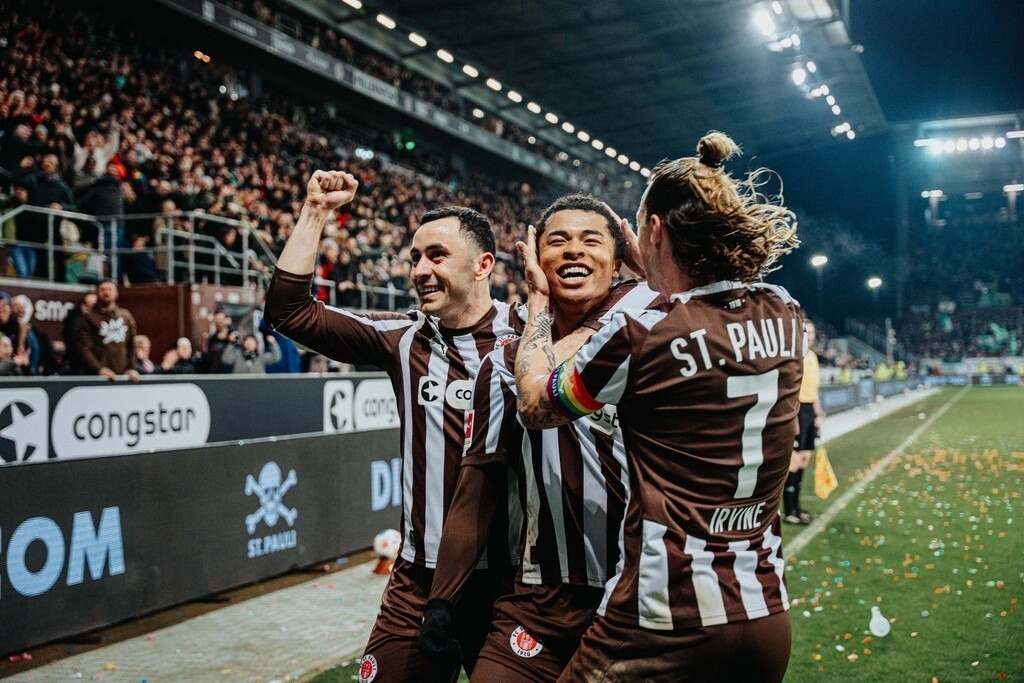 FCP04762 | Der offizielle Shop für FC St. Pauli Fotos. Wähle aus Spielszenen & Fanmomenten dein FCSP Wunschformat. Wir liefern Millerntor-Atmosphäre.