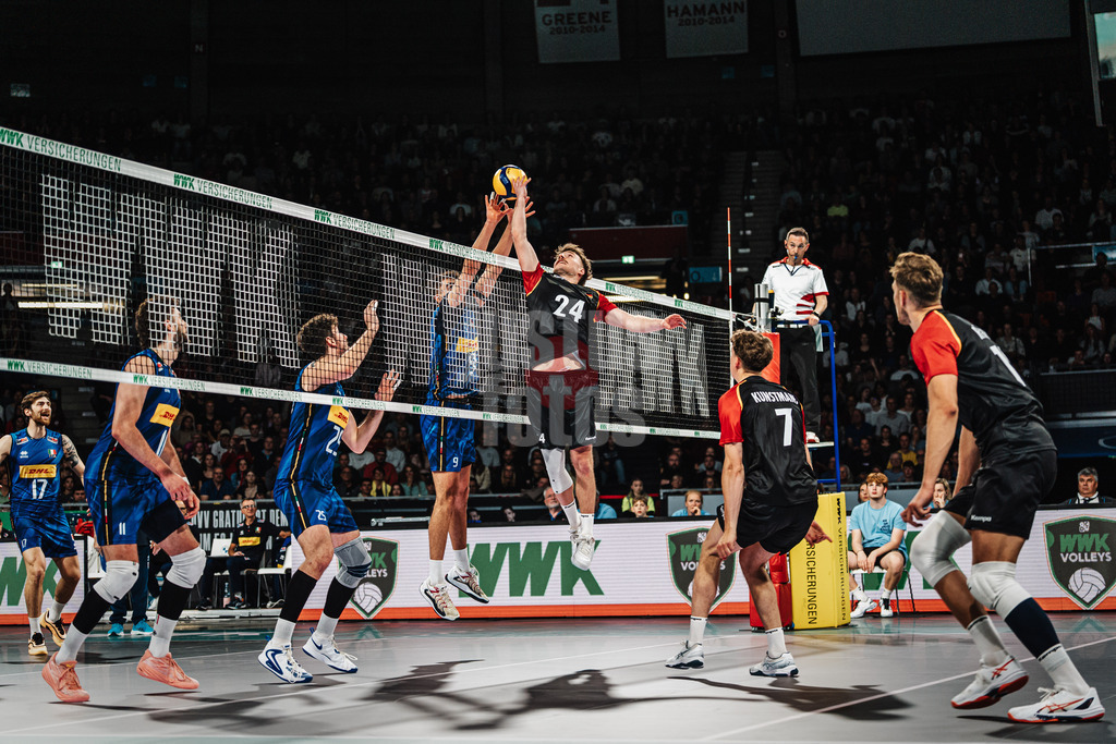 Volleyball | Männer | Testspiel | Deutschland vs. Italien | 26.05.2025 | v.l. Francesco Sani (#9, Italien)gegen Eric Burggräf (#24, Deutschland) am Netz