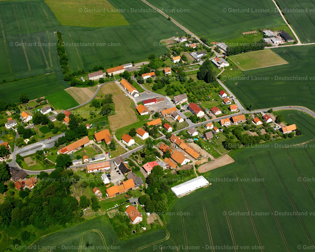 2634057 | RIMBACH 09.06.2006 Landwirtschaftliche Nutzflächen und Feldgrenzen  umsäumen das Siedlungsgebiet des Dorfes in Rimbach im Bundesland Thüringen, Deutschland // Agricultural land and field boundaries surround the settlement area of the village  in Rimbach in the state Thuringia, Germany Foto: Gerhard Launer