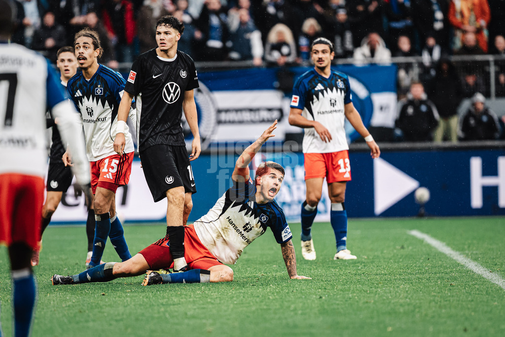 Fußball | Männer | Saison 2025/2026 | 1. Fußball-Bundesliga | 8. Spieltag | Hamburger SV vs. VfL Wolfsburg | 25.10.2025 | Luka Vuskovic (#44, HSV) fordert in den Schlussminuten Elfmeter