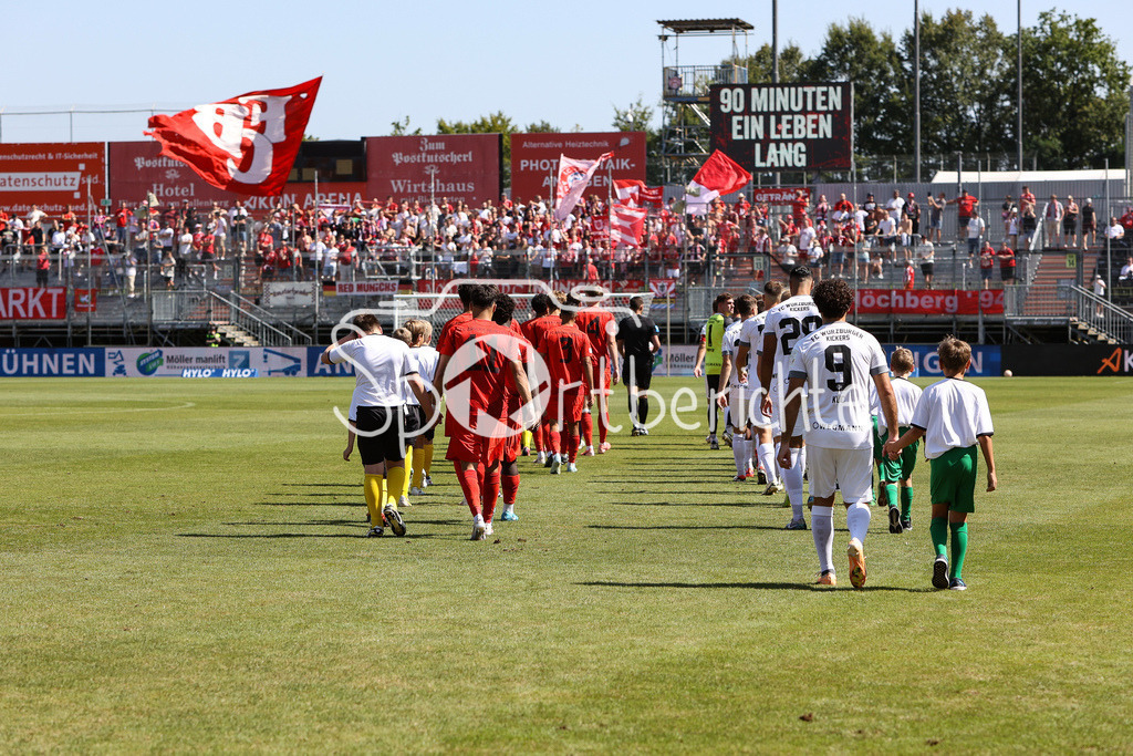 FC Würzburger Kickers - FC Bayern Amateure | Die Spieler laufen gemeinsam ins Dallenbergstadion / Regionalliga Bayern: FC Würzburger Kickers - FC Bayern München II, AKON Arena am 24.08.2024