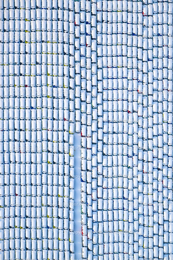 Hamburg_BLG_Parkplatz_verschneit_Winter_Schnee_ELS_3177050126h | HAMBURG 05.01.2026 Winterlich schneebedeckte Senkrecht- Luftbild aus der Satelliten- Perspektive vom Automobile - Personenkraftwagen auf den Abstellflächen im Freigelände am BLG - Autoterminal in Hamburg, Deutschland. Weiterführende Informationen bei: BLG LOGISTICS GROUP. // Wintry snowy vertical aerial view from the satellite perspective of the automobiles - cars on the parking spaces in the outdoor area on BLG - Autoterminal in Hamburg, Germany. Further information at: BLG LOGISTICS GROUP. Foto: Martin Elsen