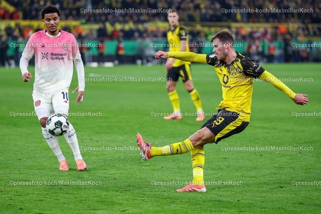 BVB02122501150 | 02.12.2025, Fußball, DFB-Pokal, Borussia Dortmund - Bayer 04 Leverkusen, Achtelfinale, Signal Iduna Park, Saison 2025 2026: Malik Tillman (Bayer04 #10) im Zweikampf gegen  Pascal Groß (BVB #13) DFB regulations prohibit any use of photographs as image sequences and or quasi-video.
