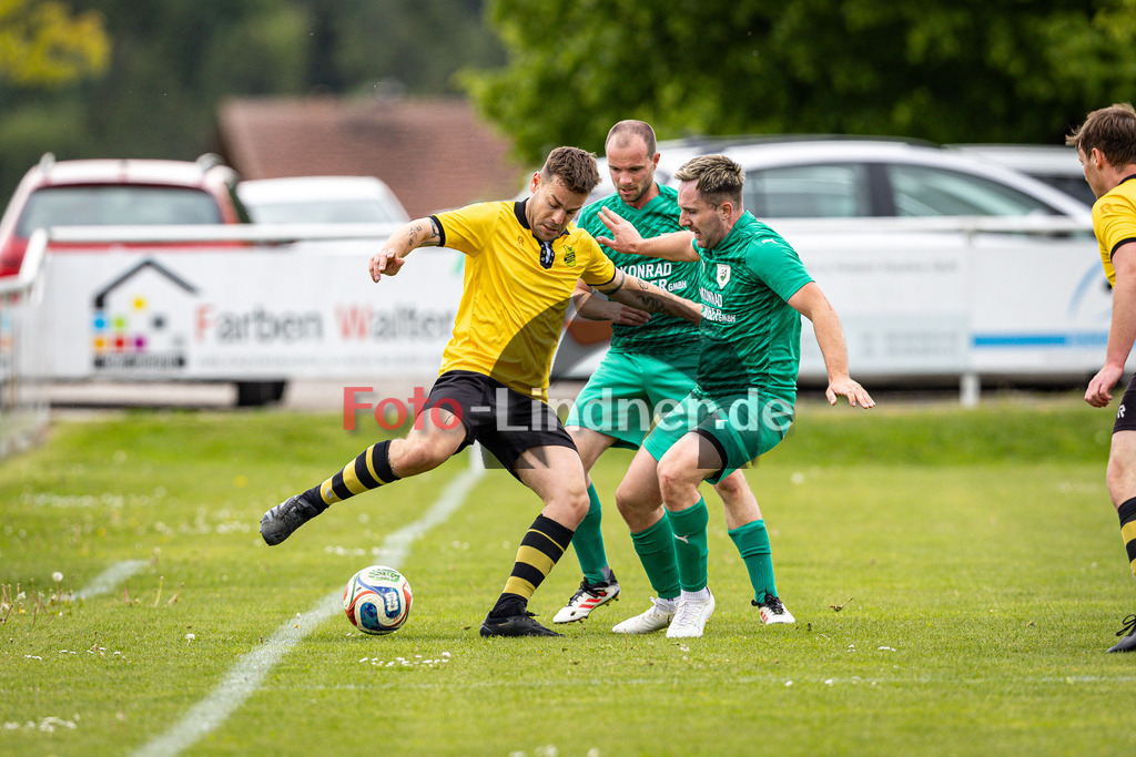 SV Haunshofen gegen TSV Perchting-Hadorf | Fußball Herren A-Klasse Gruppe 5 Zugspitze 2025/26 24. Spieltag, SV Haunshofen gegen TSV Perchting-Hadorf, 20260517,Zweikampf,2026-05-17 in 82407 Haunshofen (Rasenplatz 1, Hauptstraße 60), Benedikt FELDMEIER (TSV Perchting-Hadorf 13), Josef POPP (SV Haunshofen 27)Copyright: WolfgangxLindner www.foto-lindner.de