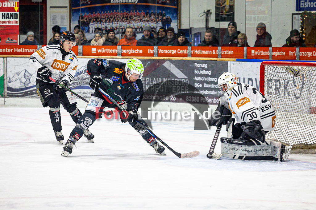 Peißenberg MINERS gegen ESV Burgau 2000 | Eishockey Bayernliga 2025/26 Vorrunde 21. Spieltag, Peißenberg MINERS gegen ESV Burgau 2000, 20251226,Torchance Weiland PARRISH (MINERS 13),2025-12-26 in Peißenberg (flatbuy Arena Peißenberg), Weiland PARRISH (MINERS 13), Roman JOURKOV (ESV Burgau Torwart 30)Copyright: WolfgangxLindner www.foto-lindner.de