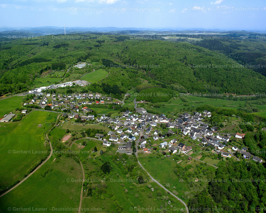 2610335 | TRINGENSTEIN 09.06.2006 Landwirtschaftliche Nutzflächen und Feldgrenzen  umsäumen das Siedlungsgebiet des Dorfes in Tringenstein im Bundesland Hessen, Deutschland // Agricultural land and field boundaries surround the settlement area of the village  in Tringenstein in the state Hesse, Germany Foto: Gerhard Launer