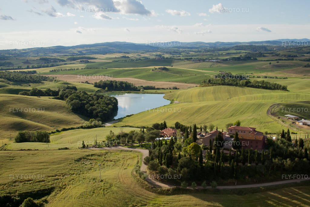 Vue aérienne: Vue de la ville à Monteaperti dans le département Toscane, Italie – .Photo: IMG_28456.jpg prise le 03/06/2010 par Werner Riehm/FLY-FOTO.eu – Résolution de l'original: 4752 x 3168 px