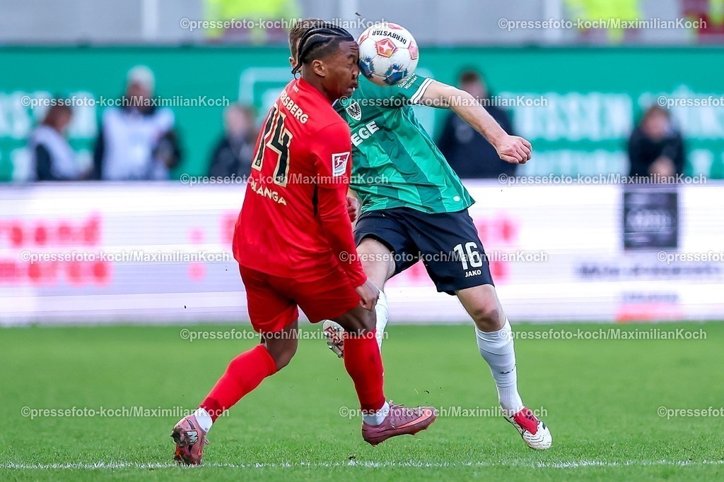 PRM21122501068 | 21.12.2025, Fußball, Preußen Münster - SV 07 Elversberg, 2. Fußball Bundesliga,  Preußenstadion, 17.Spieltag, Saison 2025 2026: Jarzinho Malanga (Elversberg #14) bekommt den Ball von Torge Paetow (Preussen Muenster #16) voll gegen den Kopf  DFB regulations prohibit any use of photographs as image sequences and or quasi-video.