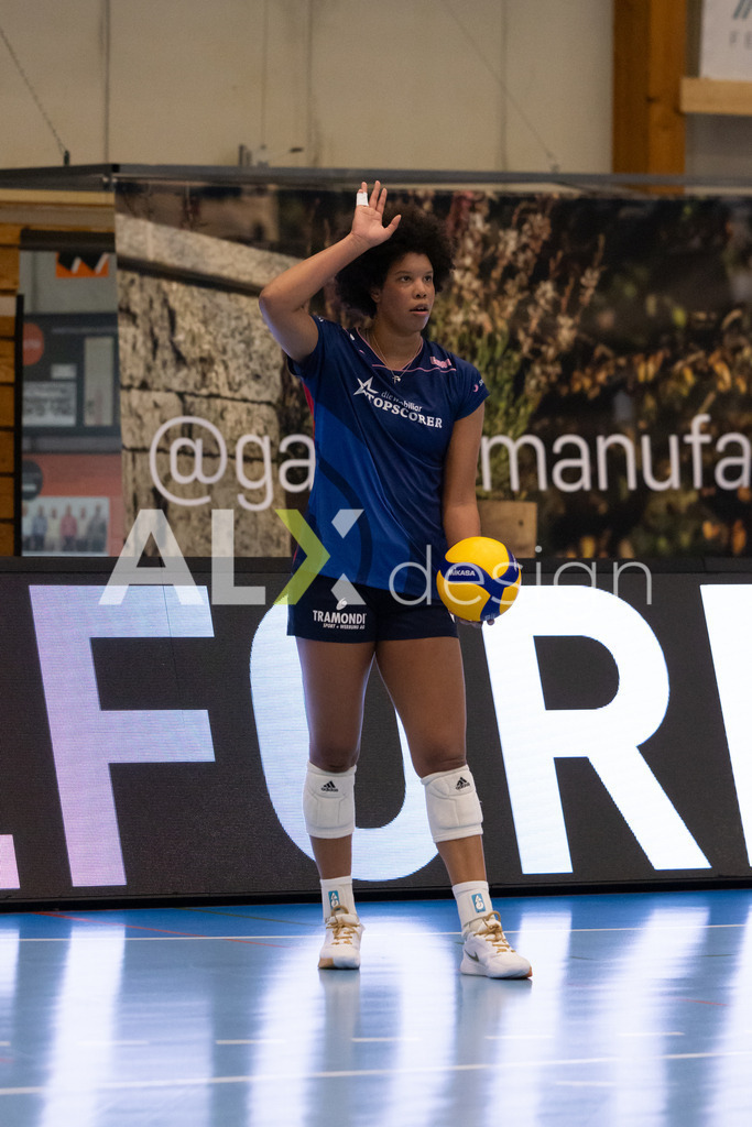Volleyball I Frauen I Saison 2025-2026 I Volleyball NLA | Women I 1/2 Finals I  VC Kanti Schaffhausen - Sm'Aesch Pfeffingen I 07.03.2026 | 23 Emma Ellis (USA) (Sm'Aesch Pfeffingen) – Diagonalangriff - Realisiert mit Pictrs.com