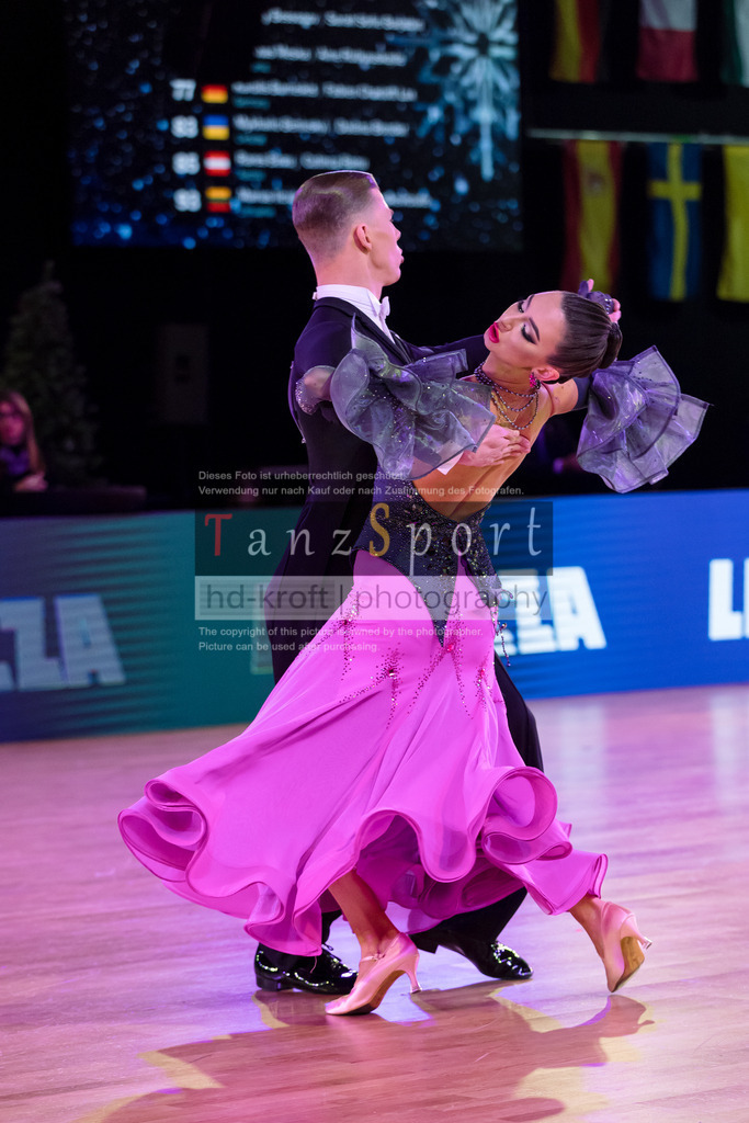 20241215_WDSF_Int_Open_Std-Riga-9827 | Tanzsportbilder, Standardtanz, Lateintanz, WDSF, DTV, LTVB, dancecomp, goc, hessen tanzt, blaues band der spree, walzer, tango, wiener walzer, slowfox, quickstepp, samba, rumba, cha-cha-cha, paso doble. jive, hd-kroft photography, turniertanzsport