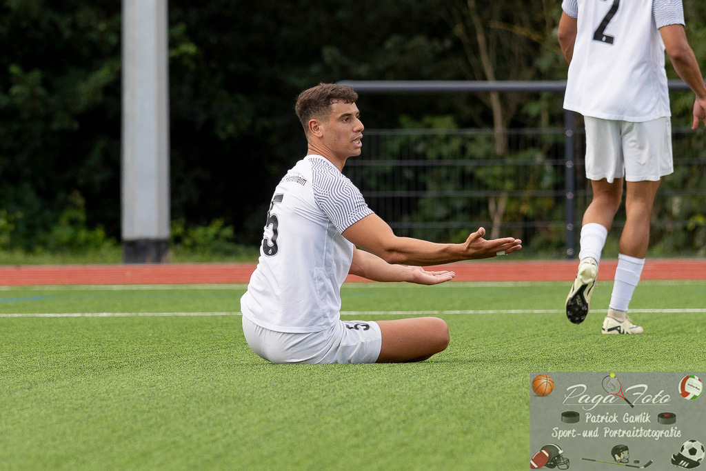 Testspiel: Spvgg. 03 Fechenheim - Türk Gücü Friedberg, 13.07.2024 | Mostafa Youssef (Spvgg. 03 Fechenheim #5) nach der Elfmeterentscheidung, Spvgg. 03 Fechenheim - Türk Gücü Friedberg, Frankfurt am Main, Sportanlage Birsteiner Straße, 13.7.2024 - Realisiert mit Pictrs.com