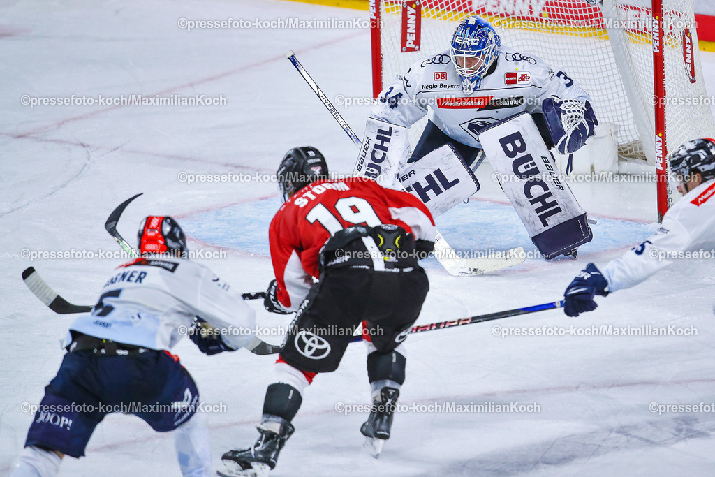 KoeDEL13032401041 | 13.03.2024, Köln, Eishockey, Penny DEL, Pre-Playoffs Spieltag 2, Lanxess-Arena, Kölner Haie - ERC Ingolstadt: Frederik Storm (Kölner Haie) beim Schuss auf das Tor von Torhüter Michael Garteig (ERC Ingolstadt) - Treffer zum 2:3.