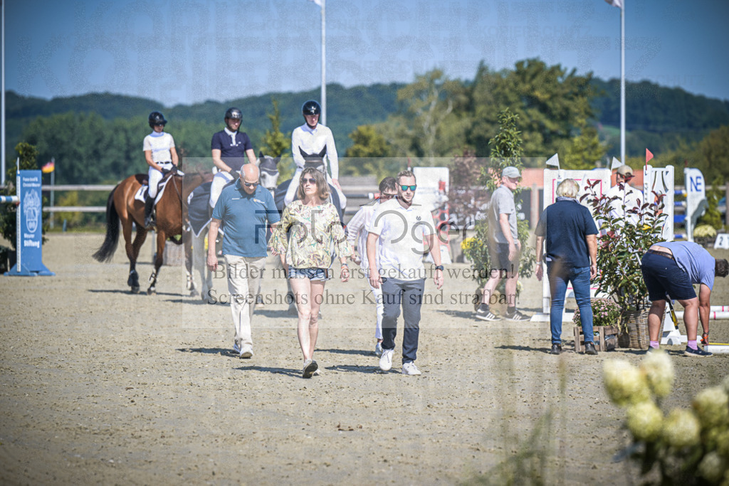 DOS_0006 | Entdecke hochwertige Reitturnierfotos von Foto Oger. Professionell, emotional und authentisch – jetzt Lieblingsmomente im Shop bestellen.Deutschlandweite Turnierfotografie. - Realisiert mit Pictrs.com