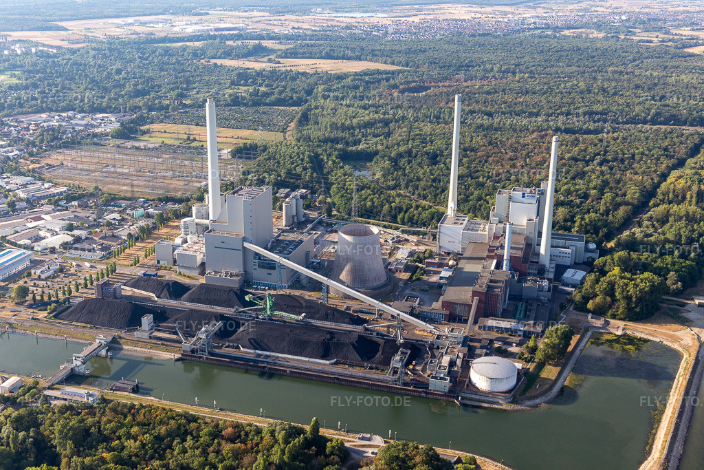 Luftbild: Rheinhafen Dampfkraftwerk der EnBW gedrosselt wegen Rhein-Niedrigwasser im Ortsteil Daxlanden in Karlsruhe im Bundesland Baden-Württemberg in Deutschland. Foto: IMG_133768.jpg vom 14.08.2022 durch Werner Riehm/FLY-FOTO.deIhr Energieanbieter für Strom, Gas und Elektromobilität | EnBW