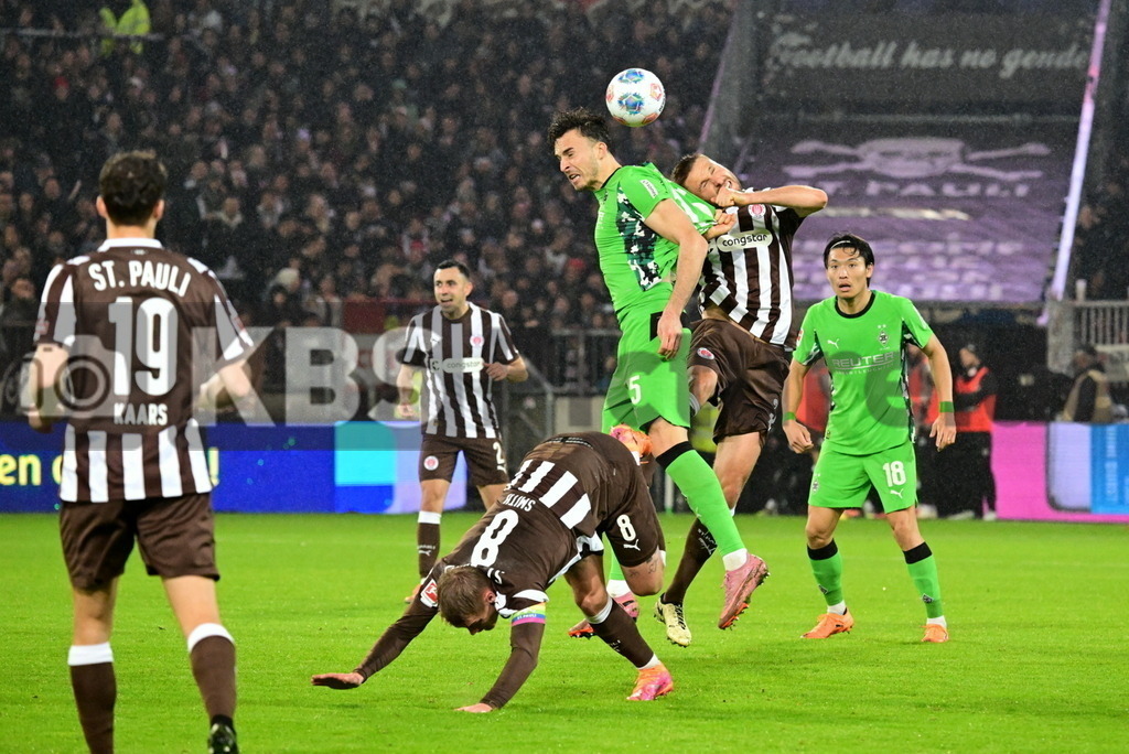 KBS Picture_FCStPauli-Gladbach_038 | v.v. Smith Eric (St.Pauli) , Tabakovic Haris (Bor.Moenchengladbach) , Mets Karol (St.Pauli) ,Sportplatz :  Millerntor Stadion, - Realisiert mit Pictrs.com