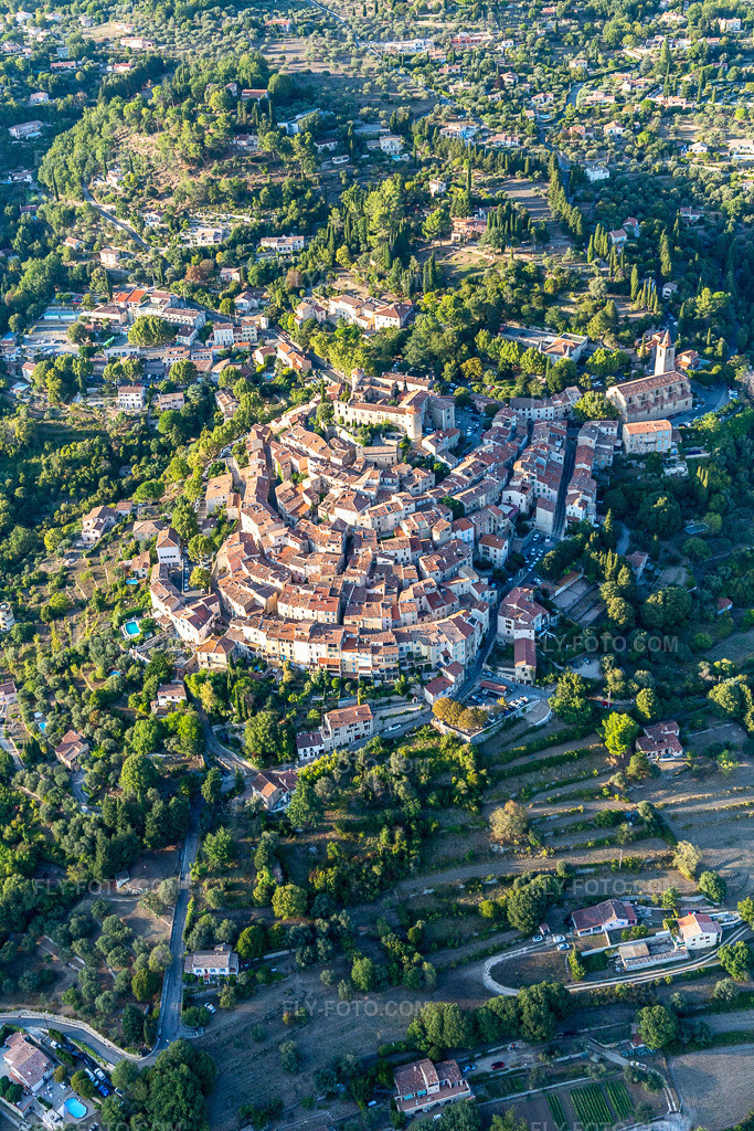 Aerial view: Historic on a hill in the Var region of Montauroux in Callian in the state Var, France. – Photo: IMG_129477.jpg taken on 09/18/2021 by Werner Riehm/FLY-FOTO.com – Resolution of the original: 3648 x 5472 px