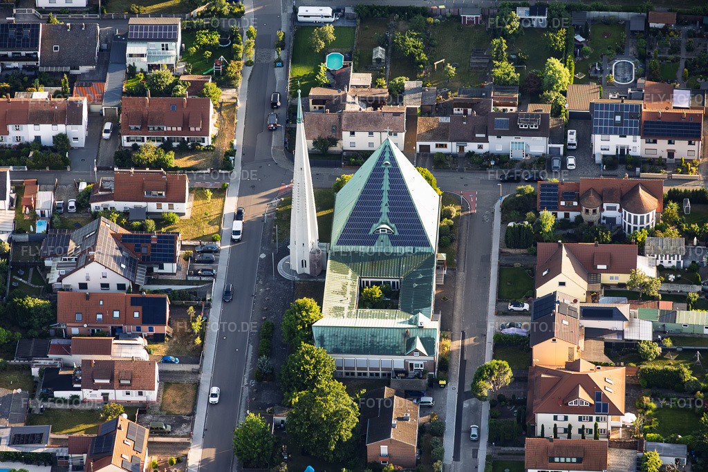 Luftbild: Modernes Gebäude mit PV-Dach der Prot. Christuskirche in Speyer im Bundesland Rheinland-Pfalz in Deutschland. – Foto: IMG_157364.jpg vom 18.06.2026 durch Werner Riehm/FLY-FOTO.de – Auflösung des Originals: 5614 x 3743 px – Prot. Christuskirchengemeinde Speyer
