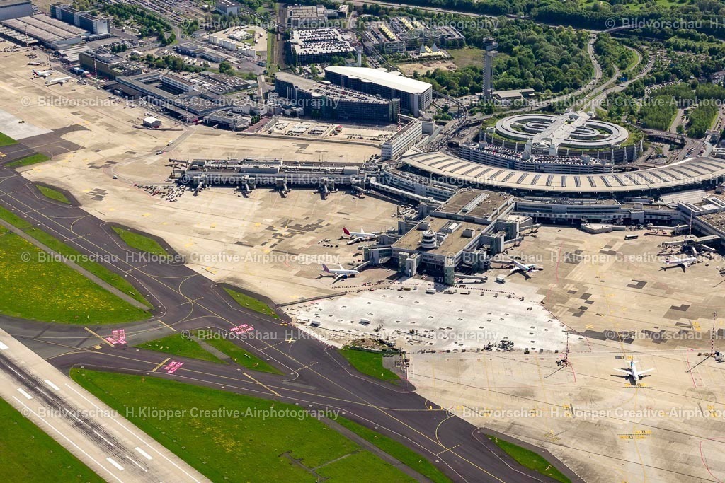Luftbild Düsseldorf-2058 | Luftaufnahme Abfertigungs- Gebäude und Terminals auf dem Gelände des Flughafen in Düsseldorf - Realisiert mit Pictrs.com