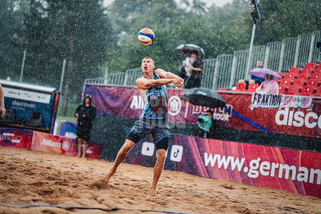 Beachvolleyball | Männer | German Beach Tour 2024 | Tourstop München | 20.07.2024 | Jonas Reinhardt spielt den Ball im Regen