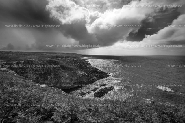 Meeresblick mit Wolken / Bretagne | Landschaftsfoto schwarz-weiß Am Pont Du Raz, Bretagne