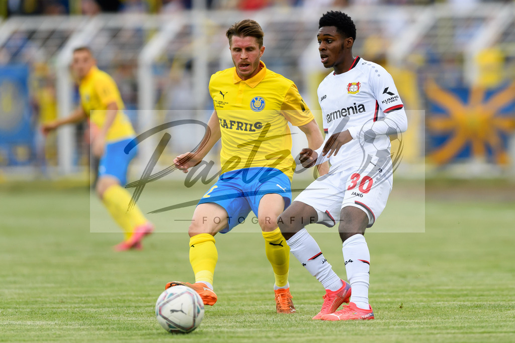 LLELEV20210807_051 | Fussball, Herren: Maik Salewski (1. FC Lokomotive Leipzig) und Jeremie Frimpong (Bayer 04 Leverkusen) im Zweikampf beim Spiel der 1. Runde im DFB-Pokal zwischen 1. FC Lokomotive Leipzig und Bayer 04 Leverkusen im Bruno-Plache-Stadion am 07.08.2021 in Leipzig, Deutschland.DFB / DFL REGULATIONS PROHIBIT ANY USE OF PHOTOGRAPHS AS IMAGE SEQUENCES AND/OR QUASI-VIDEO. - Realisiert mit Pictrs.com