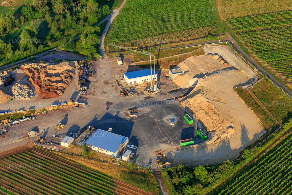 Luftbild: Baustelle des Tunnelportals Ost für den Astrid-Tunnel zur Unterquerung und Ortsumgehung von Bad Bergzabern zwischen B38 (Weinstraße) und B427 (Kurtalstraße) in Dörrenbach im Bundesland Rheinland-Pfalz in Deutschland.Foto: IMG_148532.jpg vom 18.06.2025 durch Werner Riehm/FLY-FOTO.deBemo: - BEMO Tunnelling GmbHLandesbetrieb Mobilität Rheinland-PfalzStadt Bad BergzabernHerrenknecht AG - Pioneering Underground Together