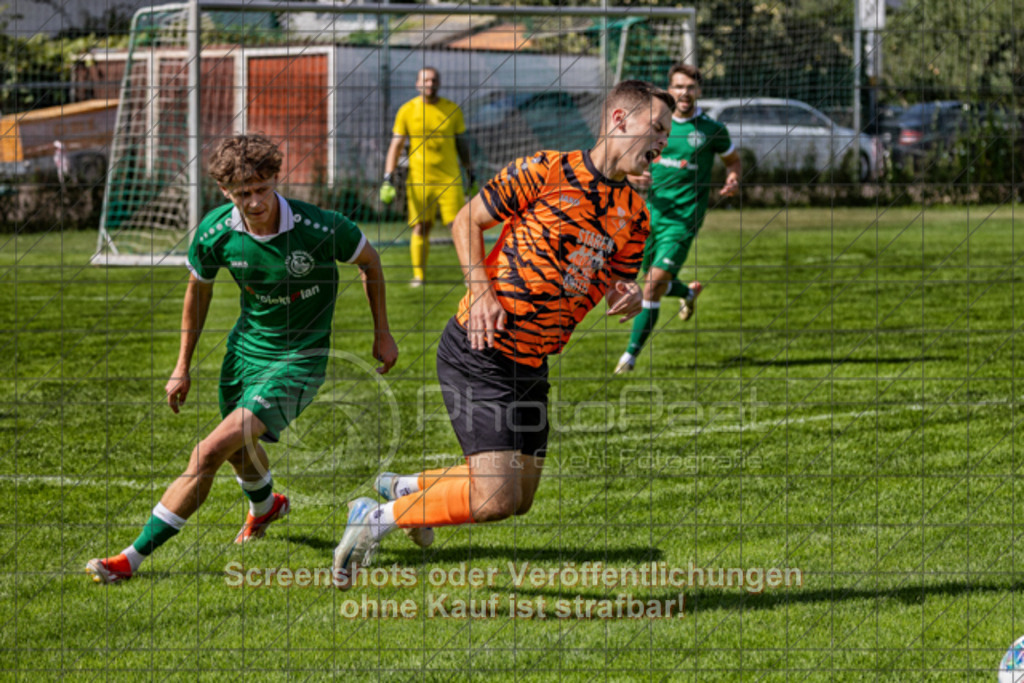 20250824_150901_0320-Bearbeitet | #,KSG Eislingen (grün) vs. SGM Jebenhausen-Bezgenriet (orange), Fussball, Kreisliga A3 - Bezirk Neckar/Fils, 01. Spieltag, Saison 2025/2026, Rasensportplatz, Albstraße 69, 73054 Eislingen, 24.08.2025 - 15:00 Uhr,Foto: PhotoPeet-Sportfotografie/Peter Harich