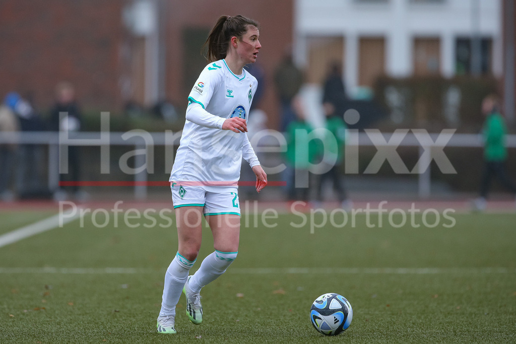 Fussball, Testspiel Frauen, SV Werder Bremen - FC Twente Enschede | v.li.: Chiara Hahn (SV Werder Bremen, 21) am Ball, Einzelbild, Ganzkörper, Aktion, Action, Spielszene