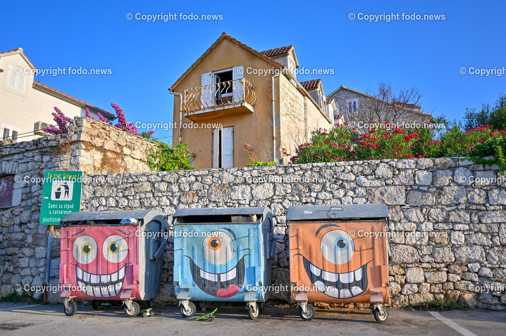Kroatien_ Sutivan_ Brac_ 04.08.2023-43 | 03.08.2023, Kroatien, HRV, Brač, Insel in Dalmatien, Sutivan im Bild Muellbehaelter mit Grafitti