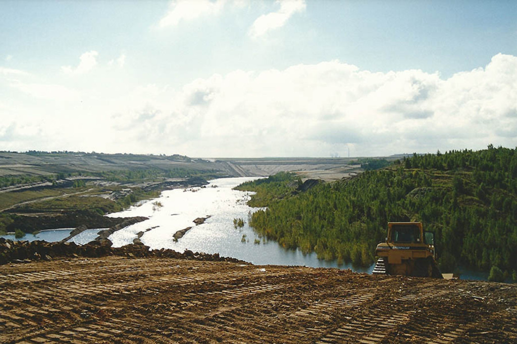 Foto: Leipzig - Markkleeberger See - Stabilisierung der Steilböschung an der Nordsseite Juli 1999 | Das Team hinter BILDLEXIKON LEIPZIG bündelt historische wie aktuelle Informationen über die Stadt Leipzig in Text und Bild auf einer Plattform und stellt diese der interessierten Öffentlichkeit zur Verfügung.