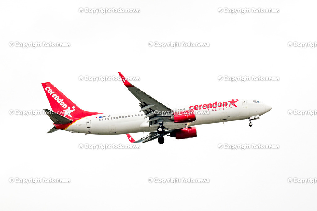 Flugzeug_ Corendon Airlines_ 11.07.2025-6 | 11.07.2025, LINZ, AUT, Themenbild, im Bild Corendon Airlines, Flugzeug, Flieger, Maschine, Urlaub, Sommer, Ferien, Ferienflieger, Billig, Airline, TuerkischCorendon Airlines ist eine tuerkische Billigfluggesellschaft mit Sitz in Antalya und Basis auf dem Flughafen Antalya. Sie ist eine Schwestergesellschaft der niederlaendischen Corendon Dutch Airlines und der maltesischen Corendon Airlines Europe
