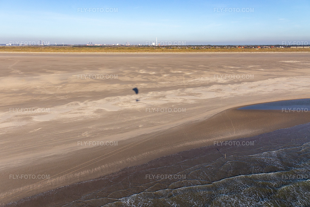 Aerial view: Fanoe Bad Beach in Fanø in the state South Denmark, Denmark. – Photo: IMG_118773.jpg taken on 09/21/2019 by Werner Riehm/FLY-FOTO.com – Resolution of the original: 5078 x 3385 px