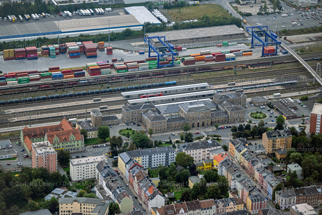 4060343 | HOF 07.09.2021 Gleisverlauf und Gebäude des Hauptbahnhofes der Deutschen Bahn in Hof im Bundesland Bayern, Deutschland. Weiterführende Informationen bei: DB Netz AG,  DB Station &amp; Service AG. // Track progress and building of the main station of the railway in Hof in the state Bavaria, Germany. Further information at: DB Netz AG,  DB Station &amp; Service AG. Foto: Gerhard Launer