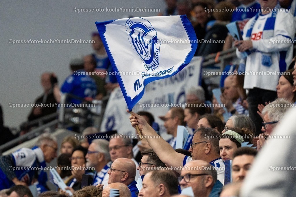 xYDR07032501001 | 07.03.2025, xydrx, Handball, 1.HBL, VFL Gummersbach - SG BBM Bietigheim, Schwalbe-Arena: Feature Fan schwenkt eine Fahne vom VFL Gummersbach