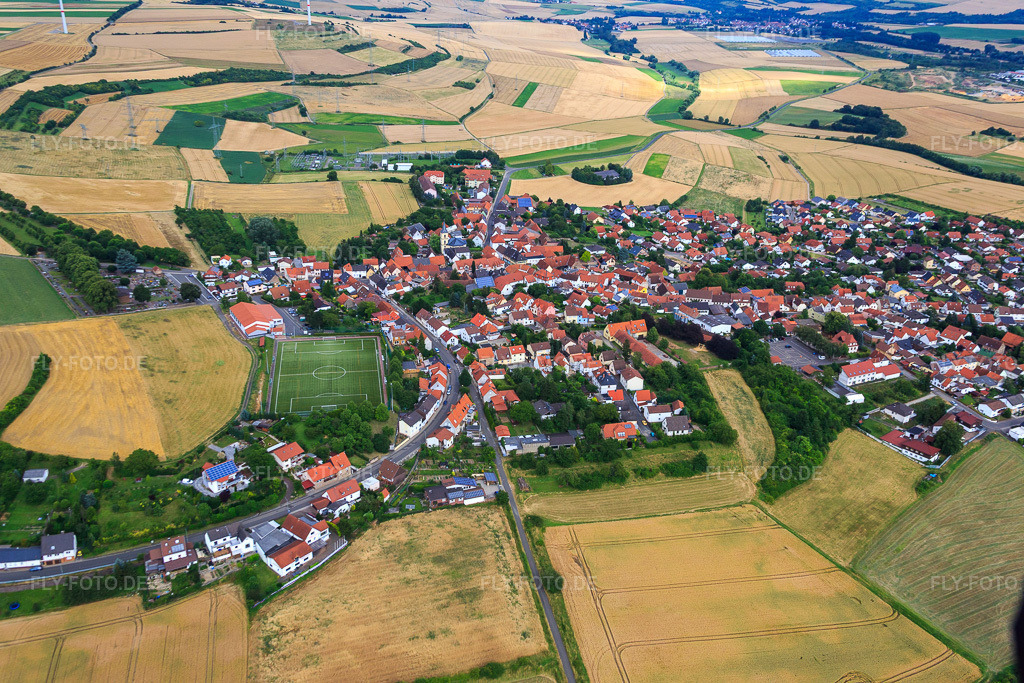 Luftbild: Göllheimer Straße und Kunstrasen-Sportplatz der TSG-Kerzenheim in Kerzenheim im Bundesland Rheinland-Pfalz in Deutschland. Foto: IMG_092093.jpg vom 16.07.2016 durch Werner Riehm/FLY-FOTO.deTSG-KERZENHEIM.DE