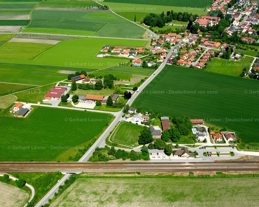 wfl__2600787.jpg | NEUE HEIMAT 09.06.2006 Landwirtschaftliche Nutzflächen und Feldgrenzen  umsäumen das Siedlungsgebiet des Dorfes in Neue Heimat im Bundesland Bayern, Deutschland // Agricultural land and field boundaries surround the settlement area of the village  in Neue Heimat in the state Bavaria, Germany Foto: Gerhard Launer