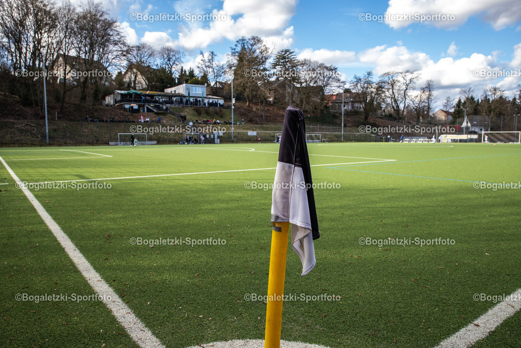 Naturstadion im Finkenkamp, TSV Heimaterde | Heimspielstätte TSV Heimaterde: Sicht auf Hauptseite mit Vereinsheim mit Eckefahne in Vereinsfarben im Vordergrund - Realisiert mit Pictrs.com