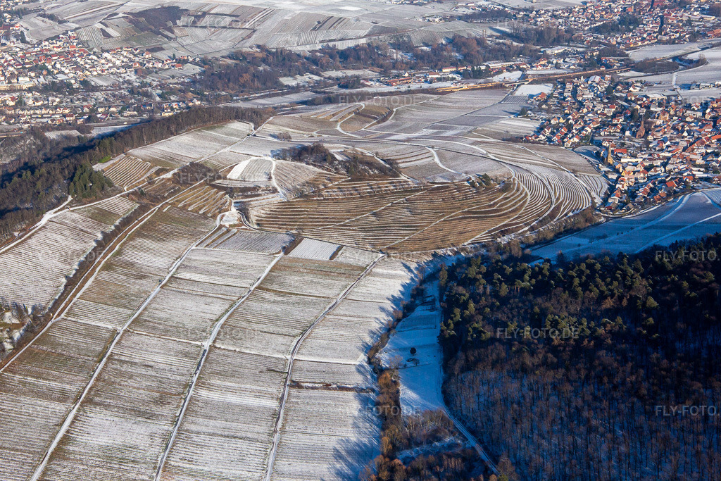 Luftbild: Weinlage Keschdebusch aus Westen im Winter bei Schnee in Birkweiler im Bundesland Rheinland-Pfalz in Deutschland. Foto: IMG_139904.jpg vom 20.01.2024 durch Werner Riehm/FLY-FOTO.de