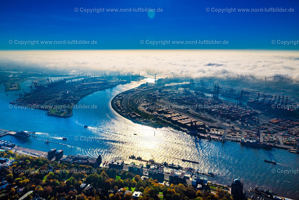 Hamburg_Waltershof_Köhlbrandbrücke_Nebel_ELS_4417241024 | HAMBURG 24.10.2024 Uferbereiche am Flußverlauf der Elbe am Hafenbereich in Hamburg, Deutschland. // Bank areas along the river Elbe at the port area in Hamburg, Germany. Foto: Martin Elsen