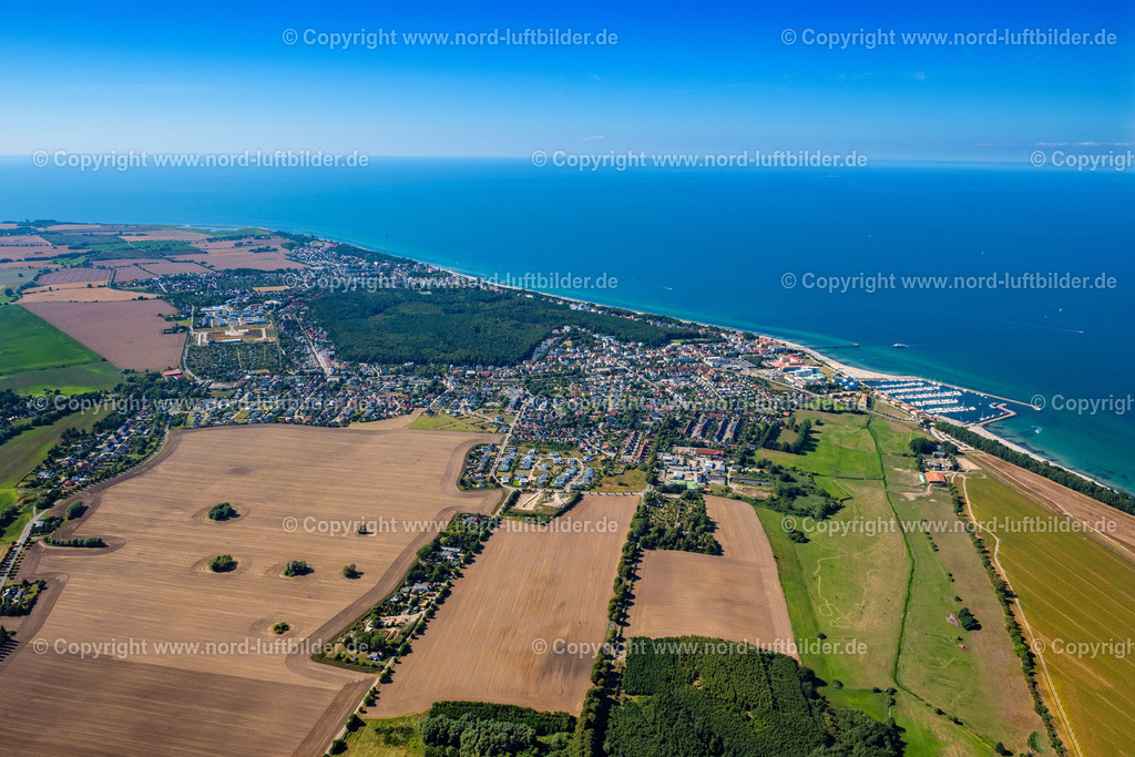Kühlungsborn_ELS_9091100822 | OSTSEEBAD KüHLUNGSBORN 10.08.2022 Ortsansicht an der Meeres-Küste der Ostsee in Kühlungsborn im Bundesland Mecklenburg-Vorpommern, Deutschland. Weiterführende Informationen bei: Tourismus, Freizeit & Kultur GmbH. // Town view on the sea coast of the Baltic Sea in Kuehlungsborn in the state Mecklenburg - Western Pomerania, Germany. Further information at: Tourismus, Freizeit & Kultur GmbH. Foto: Martin Elsen