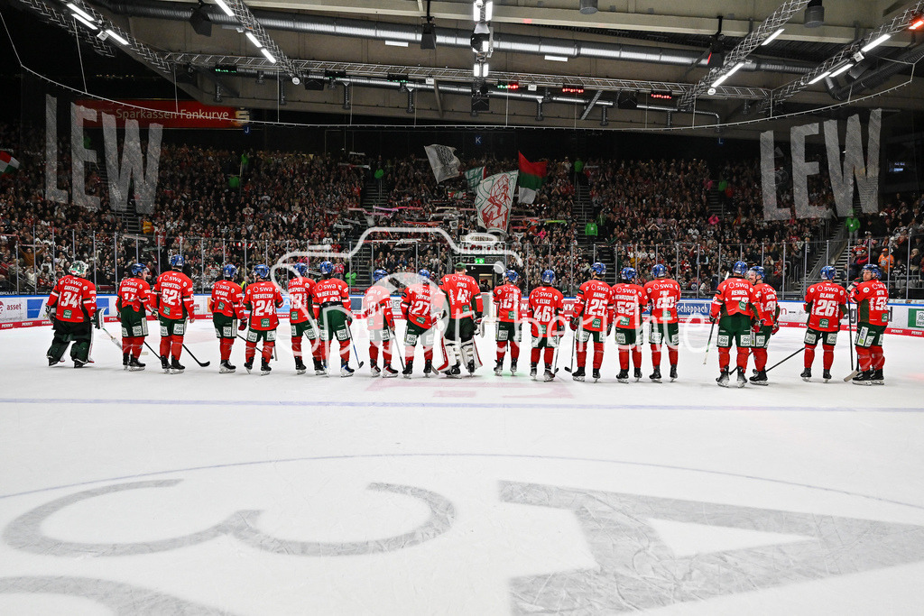 Augsburger Panther - Grizzlys Wolfsburg | Zusammen mit den Fans feiern die Augsburger Panther den Heimsieg gegen Wolfsburg / Jubel / Freudne / happy / DEL: Augsburger Panther - Grizzlys Wolfsburg; Curt Frenzel Stadion am 10.10.2025