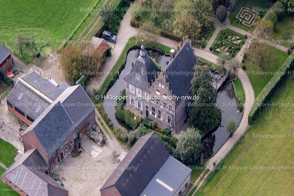 Luftbild Kempen-6689 | Luftbildfotografie Wassergraben mit Wasserschloß Schloss " Haus Steinfunder Schmalbroich " in Kempen im Bundesland Nordrhein-Westfalen, Deutschland - Realisiert mit Pictrs.com
